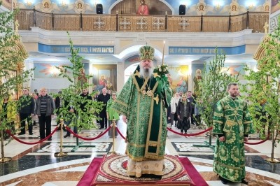 Митрополит Корнилий совершил всенощное бдение в канун праздника Святой Троицы Митрополит Корнилий совершил всенощное бдение в канун праздника Святой Троицы