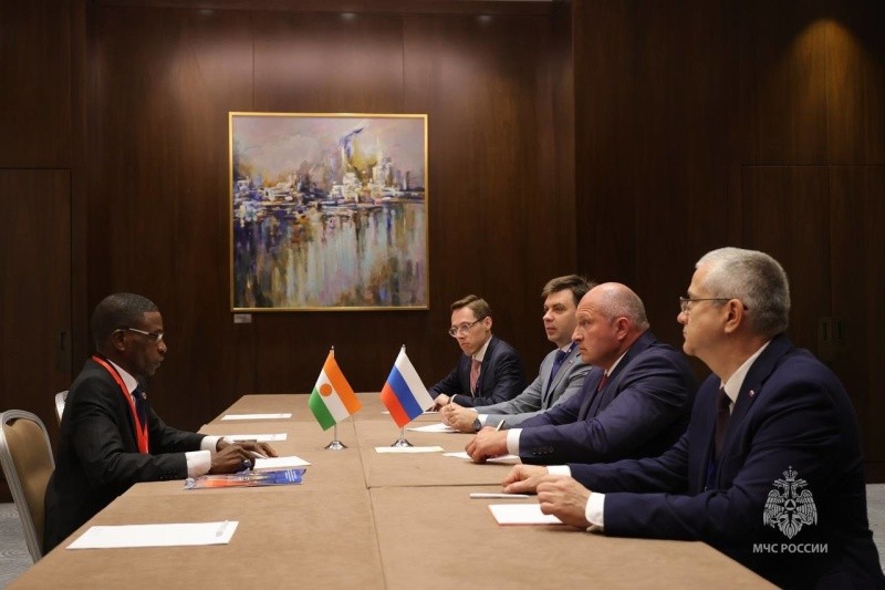 Глава МЧС России Александр Куренков провел двустороннюю встречу с коллегами из Республики Нигер