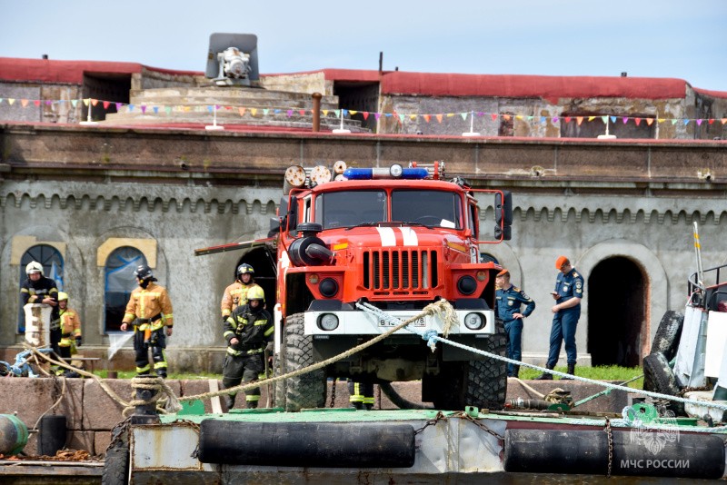 Специалисты МЧС России впервые потренировались в тушении кронштадтского форта «Граф Милютин»