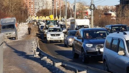 Дмитрий Морев решил разобраться с автомобильной пробкой на Кузнечевском мосту