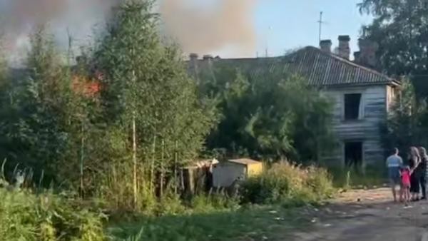 Пожар охватил второй этаж и крышу нежилой «деревяшки» в Архангельске Пожар охватил второй этаж и крышу нежилой «деревяшки» в Архангельске