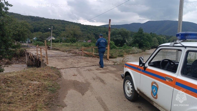 Спасатели МЧС России оказывают помощь населению в подтопленных районах Краснодарского края