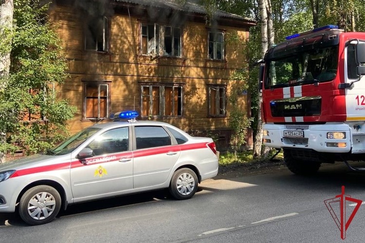 Архангельские росгвардейцы обеспечили общественный порядок во время тушения пожара Архангельские росгвардейцы обеспечили общественный порядок во время тушения пожара