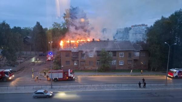 Архангельские огнеборцы предотвратили взрыв в жилой «деревяшке» в центре города Архангельские огнеборцы предотвратили взрыв в жилой «деревяшке» в центре города