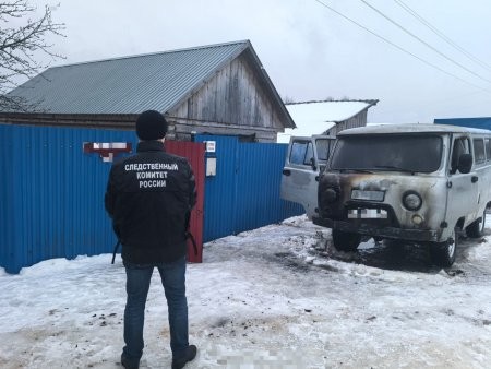 Вельский пенсионер расстрелял соседа через забор и сжег его автомобили