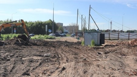 Новое здание 95 школы в Архангельске обступили опасные стройки