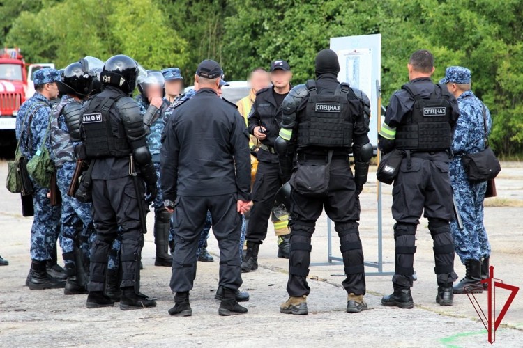 Спецназовцы Росгвардии приняли участие в тактико-специальном учении под Архангельском Спецназовцы Росгвардии приняли участие в тактико-специальном учении под Архангельском