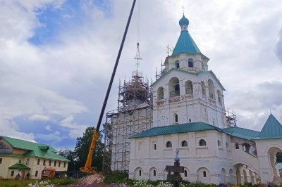 На купола Троицкого собора Антониево-Сийского монастыря установили кресты На купола Троицкого собора Антониево-Сийского монастыря установили кресты