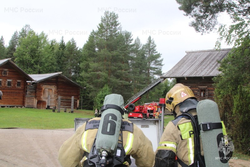 В архангельском музее деревянного зодчества «Малые Корелы» прошло пожарно-тактическое учение