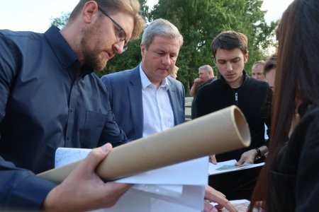В парке Ломоносова Дмитрий Морев думал о прекрасном