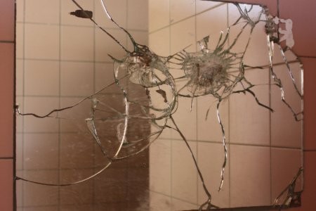 В Архангельске разбитое в ванной зеркало обернулось поножовщиной