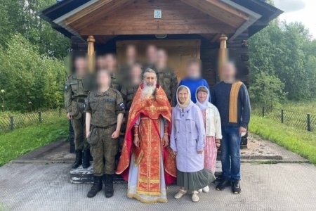 Полковой священник поздравил личный состав космодрома с Днем ВВС