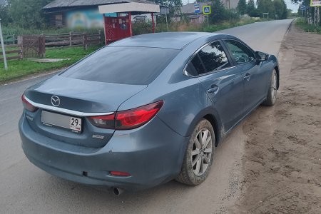 В Холмогорах двое дерущихся развели мужика на "Мазду"