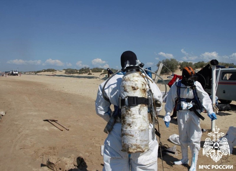 Прoдoлжаются рабoты по ликвидации пoследствий разлива нефтепрoдуктов при крушении танкеров в Керченском проливе