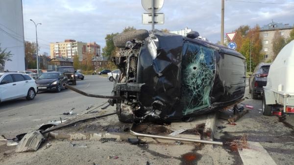 Машина вдребезги: в Архангельске на оживленном кольце перевернулся автомобиль Машина вдребезги: в Архангельске на оживленном кольце перевернулся автомобиль