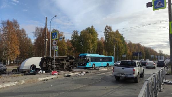 Стали известны подробности ДТП с «перевертышем» на кольце в центре Архангельска Стали известны подробности ДТП с «перевертышем» на кольце в центре Архангельска