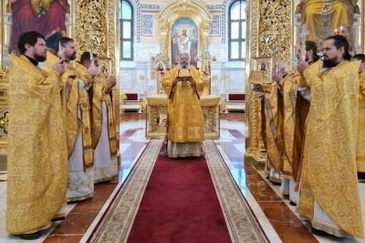 Митрополит Корнилий 5 октября совершил Божественную литургию в Михаило-Архангельском кафедральном соборе 