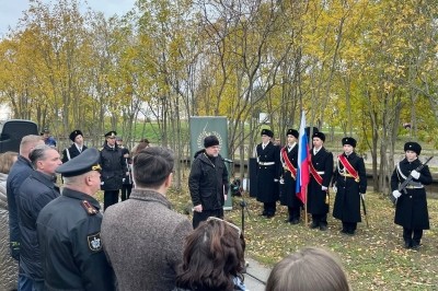 Священник Антоний Власов поприветствовал участников церемонии открытия мемориального камня в честь погибших воинов 