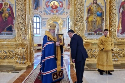 Игорь Руденя и Александр Цыбульский молились за молебным пением на начало доброго дела. Возглавил богослужение митрополит Корнилий Игорь Руденя и Александр Цыбульский молились за молебным пением на начало доброго дела. Возглавил богослужение митрополит Корнилий