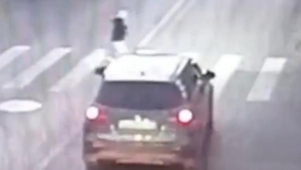 Видео: семилетний мальчик на самокате попал под колеса иномарки в Архангельске