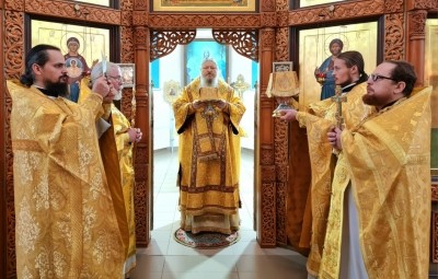 Митрополит Корнилий совершил Божественную литургию в праздник святого апостола и евангелиста Иоанна Богослова 