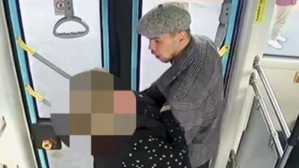 Видео: в архангельской маршрутке мужчина устроил бой с дверью и кондуктором Видео: в архангельской маршрутке мужчина устроил бой с дверью и кондуктором