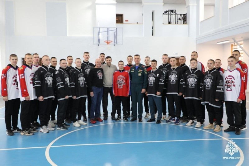 Хоккейная команда Уральского института  ГПС МЧС России встретилась с олимпийским чемпионом
