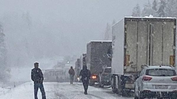 Фура легла поперек федеральной трассы в Архангельской области и перекрыла движение Фура легла поперек федеральной трассы в Архангельской области и перекрыла движение