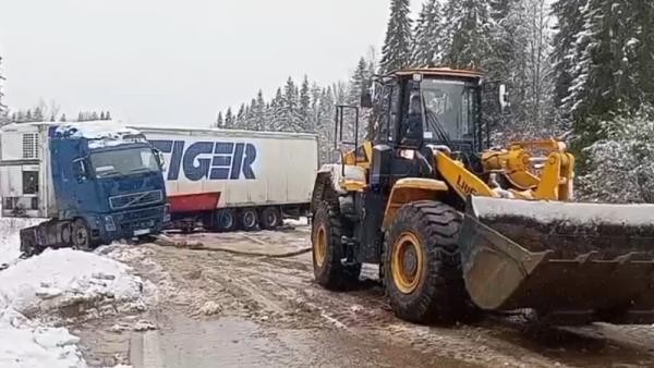 После утреннего коллапса с фурой трасса в Архангельской области вновь открыта После утреннего коллапса с фурой трасса в Архангельской области вновь открыта