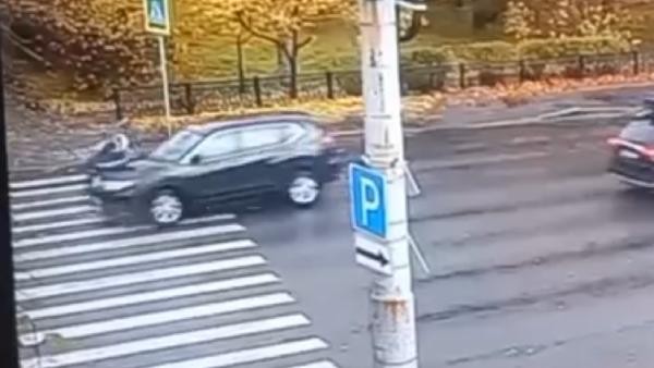 Видео: в Архангельске Nissan сбил парня на «зебре» у главного корпуса САФУ Видео: в Архангельске Nissan сбил парня на «зебре» у главного корпуса САФУ