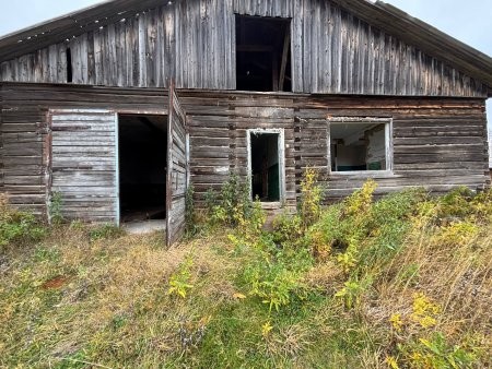 Заброшенное здание в Лешукони угрожает жизни и здоровью граждан