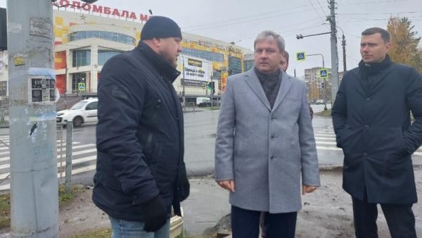 Глава Архангельска проверил качество ремонта дорог и освещения в Соломбале