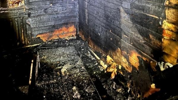 Двое человек погибли при пожаре в «деревяшке» на улице Русанова в Архангельске