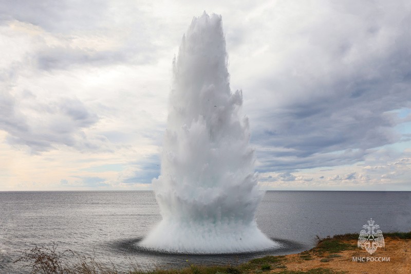 Сотрудники МЧС России уничтожили 250-килограммовую бомбу у берегов Севастополя