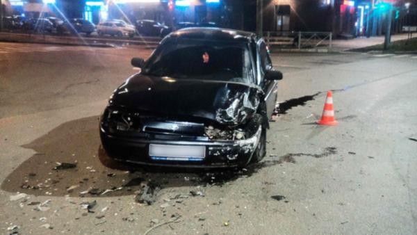 В центре Архангельска не разминулись два юных новичка за рулем: есть пострадавшие В центре Архангельска не разминулись два юных новичка за рулем: есть пострадавшие