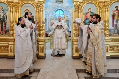 Митрополит Корнилий совершил Божественную литургию и панихиду в Димитриевскую родительскую субботу 