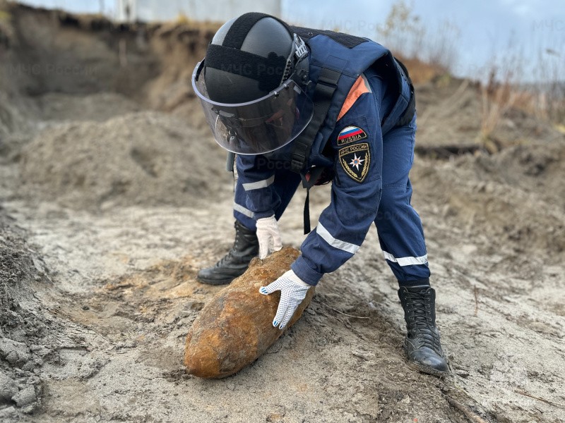 Пиротехники МЧС России обезвредили немецкую авиабомбу в Мурманске