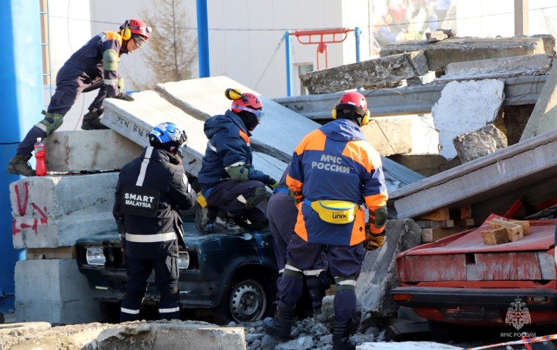 Российские и малазийские спасатели провели в Хабаровске учения по ликвидации последствий землетрясения