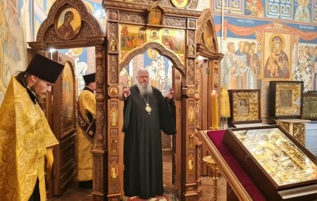 Митрополит Корнилий обратился к Иисусу через акафист