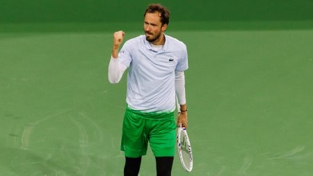 Медведев остается последней надеждой России на парижском «Мастерсе» после победы над Сонего