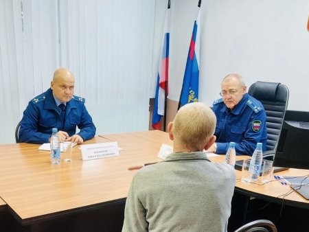 Прокурор Белогуров выслушал жалобы жителей Няндомы и Каргополья