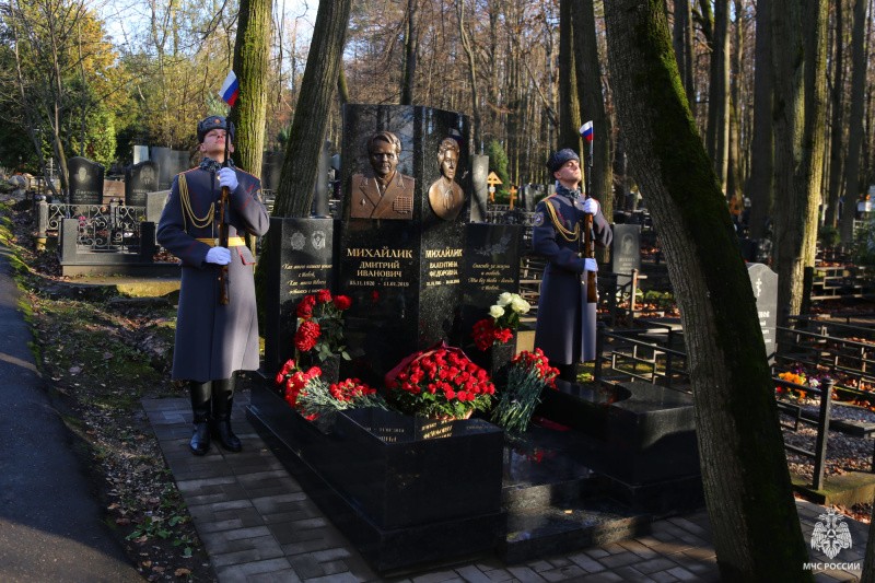 В МЧС России почтили память легендарного генерал-лейтенанта Дмитрия Михайлика