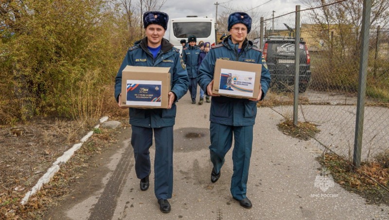 Сотрудники МЧС России оказали волонтерскую помощь волгоградскому приюту для животных