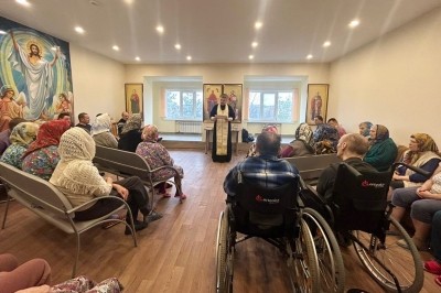 Священник Василий Лапко духовно поддерживает подопечных в пансионате «Опека»