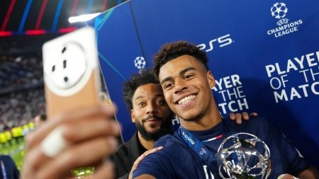 Восходящая звезда ПСЖ Дезире Дуэ получает награду Golden Boy 2025