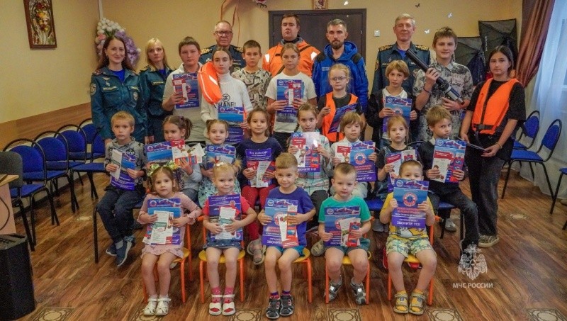 Сотрудники МЧС России и волонтеры Национального Центра провели занятие с воспитанниками социально-реабилитационного центра