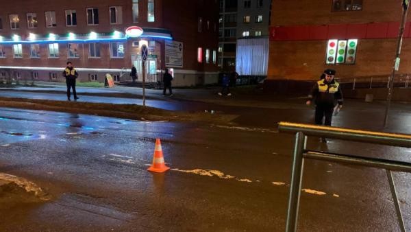 В центре Архангельска водитель сбил двух девушек и скрылся с места ДТП