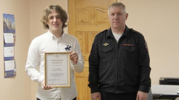 В Архангельске наградили студентов, обезвредивших напавшего с ножом на педагогов