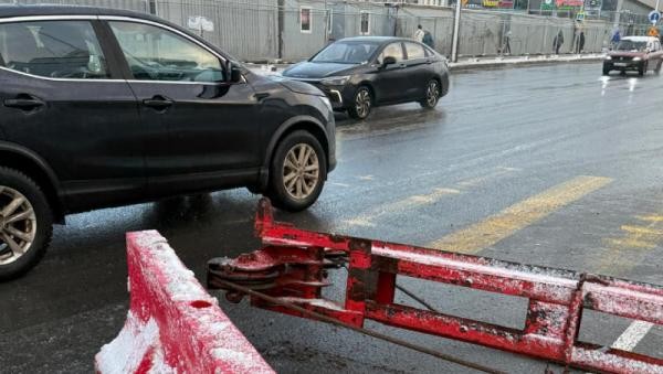 У здания МРВ в Архангельске опрокинутая стройтехника перекрыла часть дороги У здания МРВ в Архангельске опрокинутая стройтехника перекрыла часть дороги