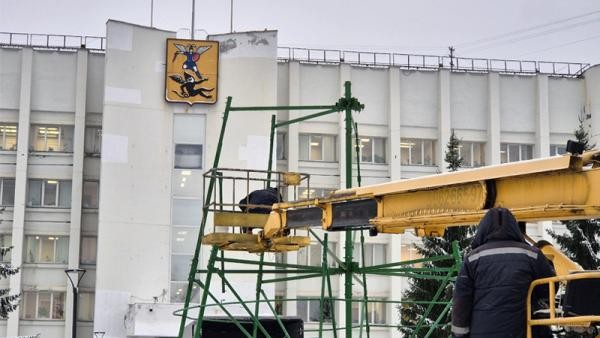 Архангельск готовится к Новому году: на площади уже растет главная елка Архангельск готовится к Новому году: на площади уже растет главная елка